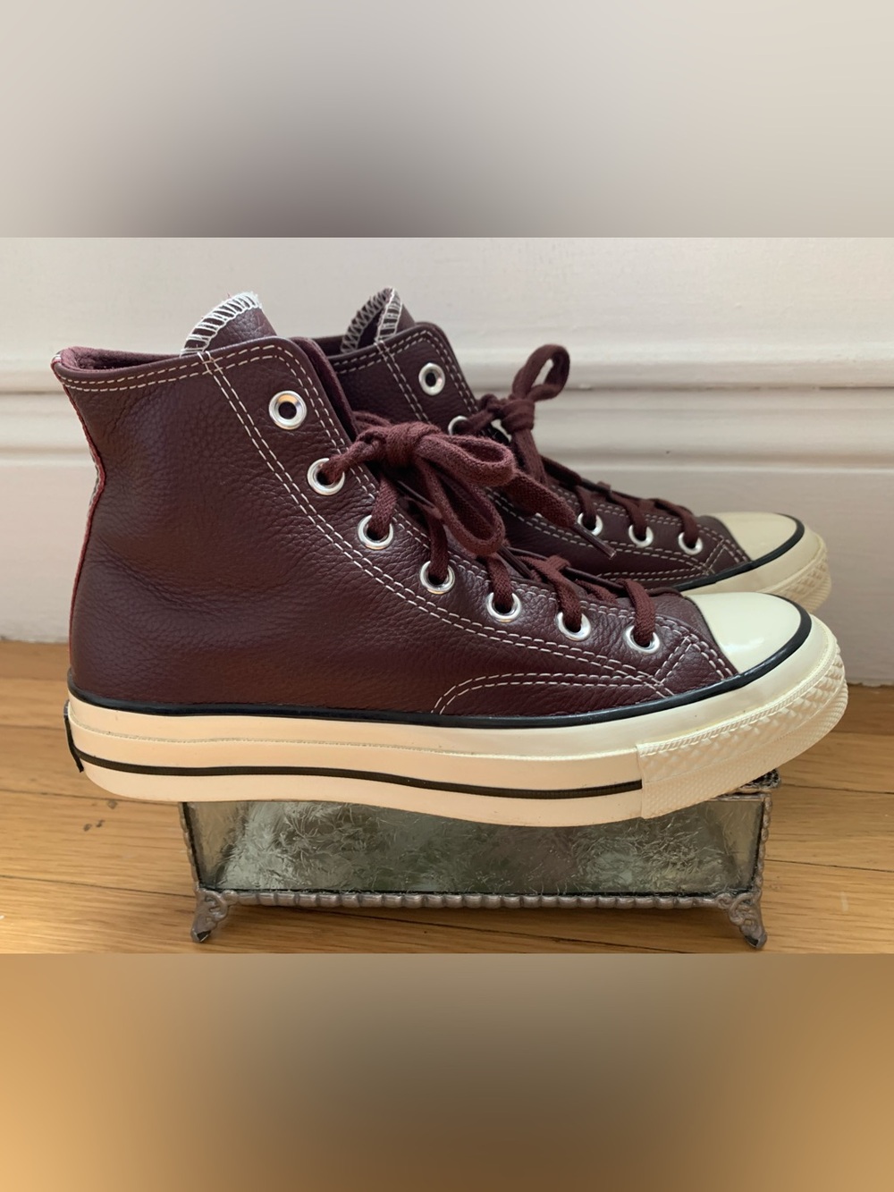 NWOB CONVERSE ALL STAR Burgundy Leather Hi-Top Sneakers in Women’s 7.5/Men’s 5.5